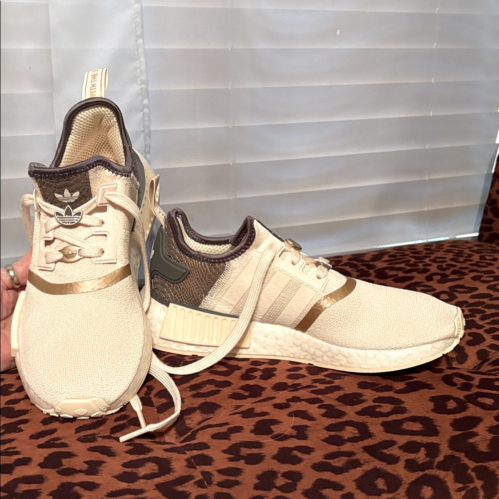 ADIDAS ORIGINALS NMD R1 RUNNER WONDER WHITE (cream)/ GREY  REPTILE w/rose gold